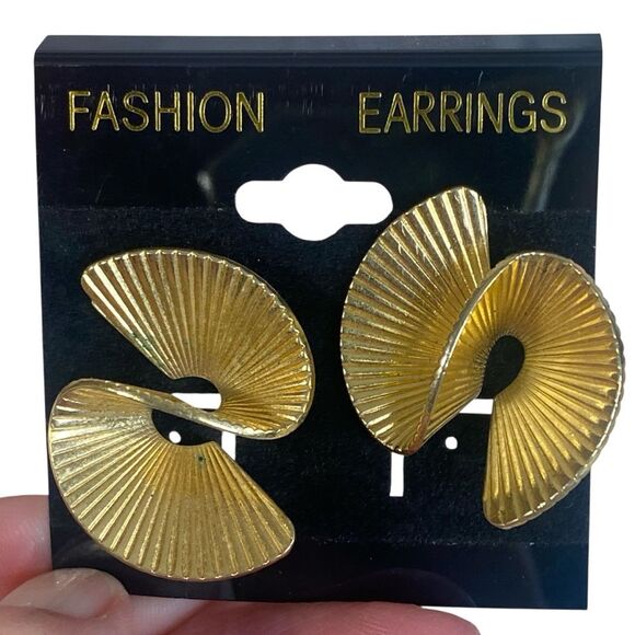Avon Vintage 1986 Fan Twist Earrings Gold Tone Geometric S  Shape Post Back - Picture 1 of 5